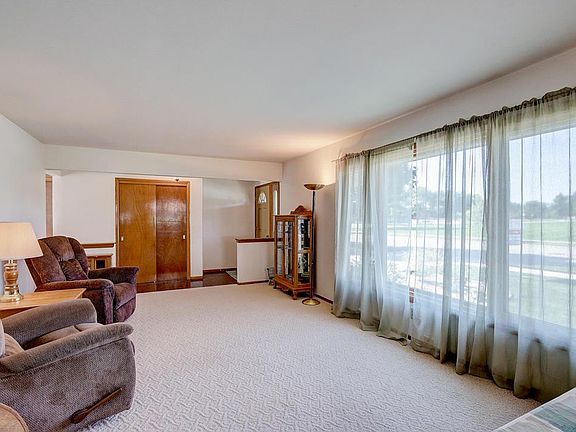 5th image of 433 W James Dr