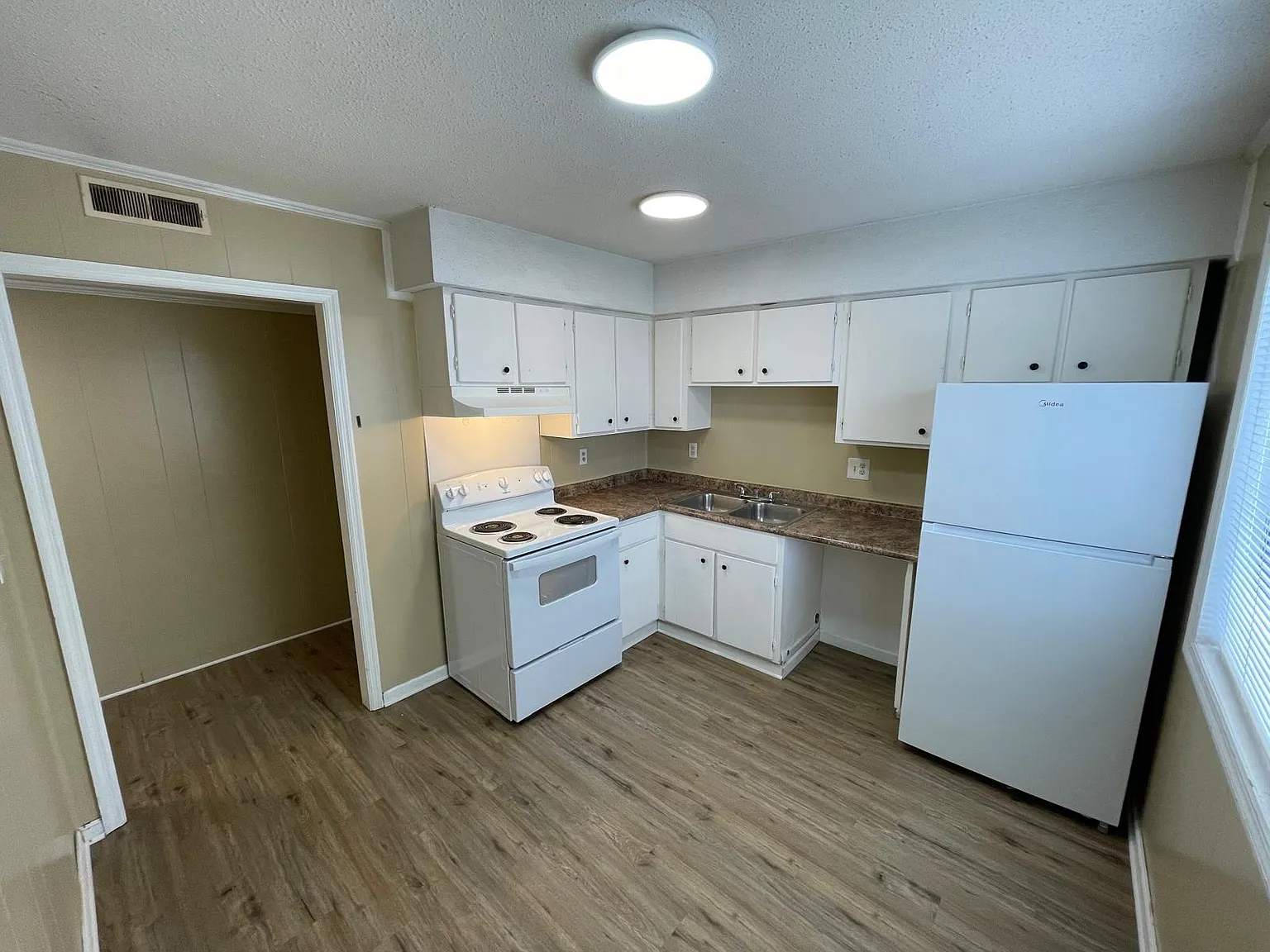 2 bed, 850 sqft, $1,000 — Photo 1