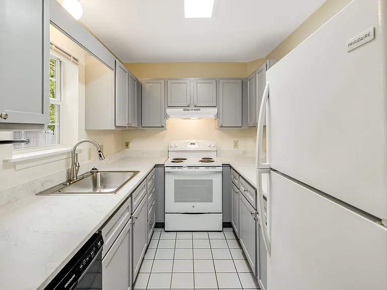 Mount Clare Avenue Apartments — Photo 9