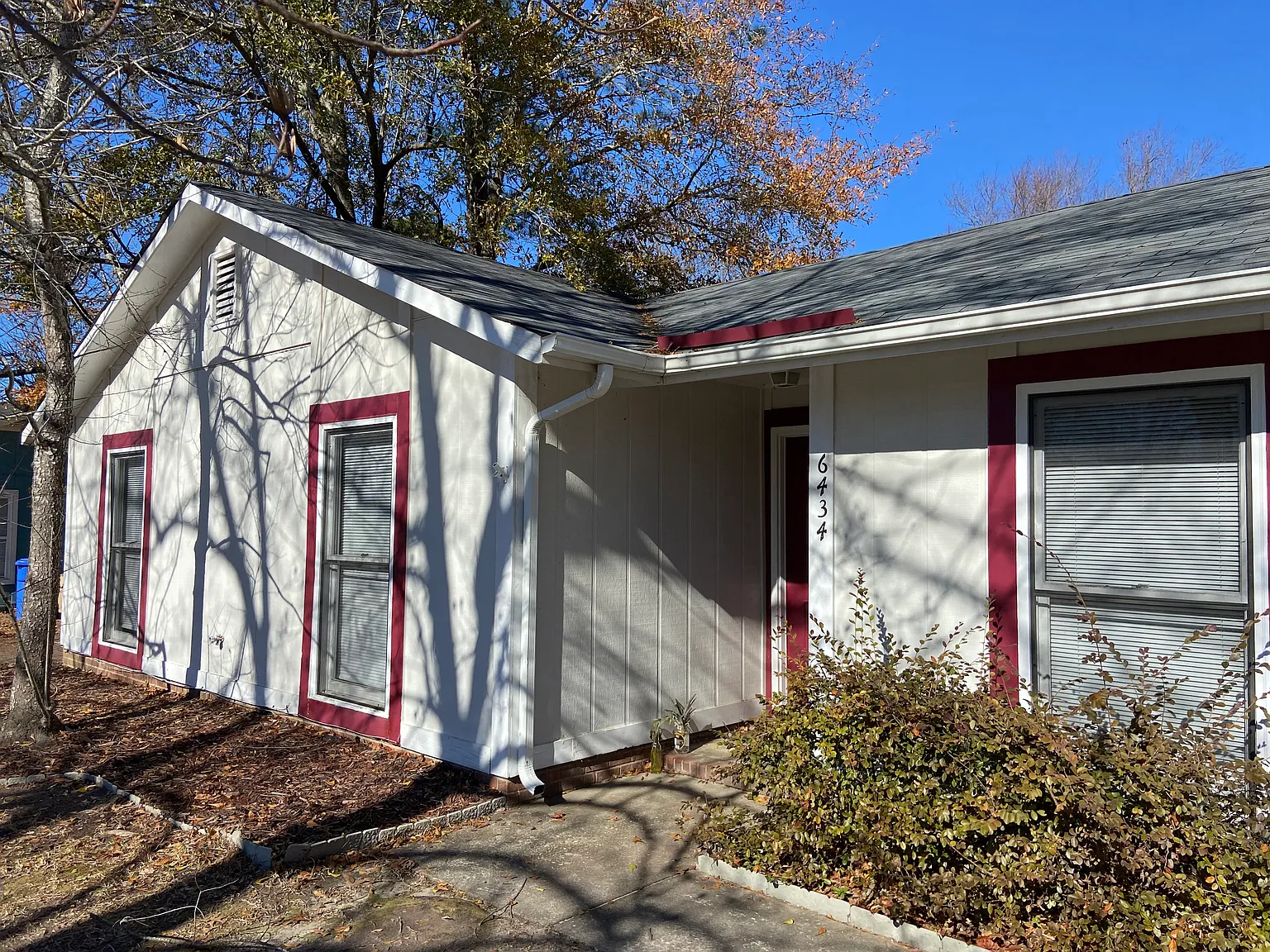 3 bed, 1.5 bath, 901 sqft, $1,100 — Photo 1