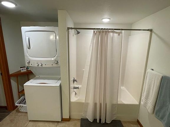 5th image of 332 S Linn St APT 407