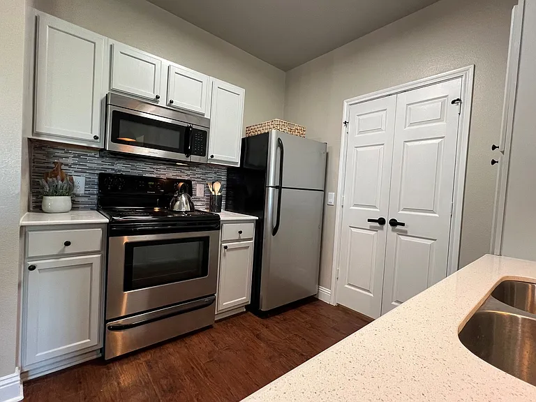 The Colony Luxury Apartments — Photo 20