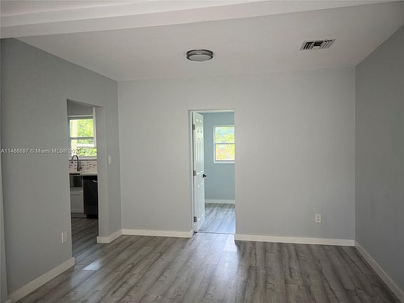 4th image of 370 Carolina Ave