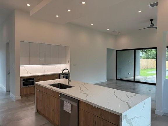 4th image of 2030 Forest Hill Blvd