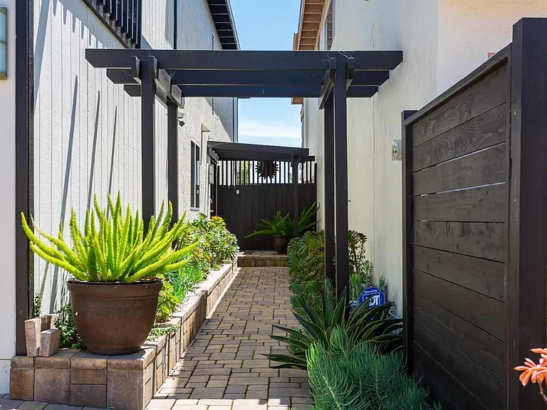 2473 Geranium St — Photo 9