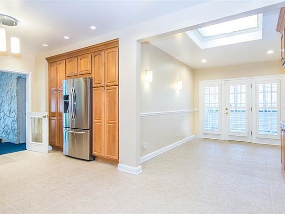 4th image of 801 S Poinsettia Dr