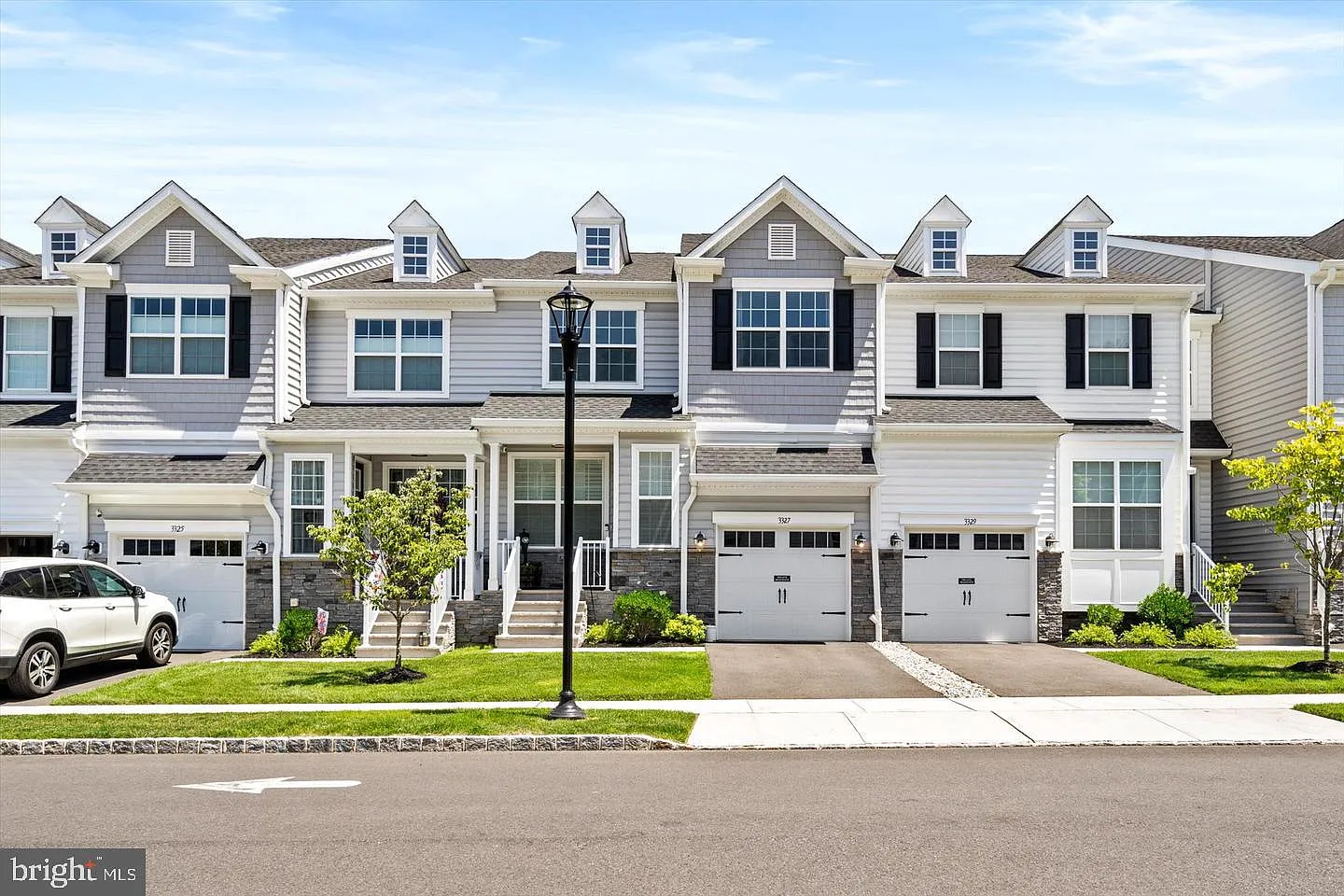 3 bed, 2.5 bath, 2152 sqft, $4,500 — Photo 1