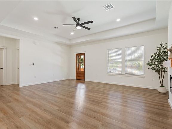 4th image of 2704 Clay Ave