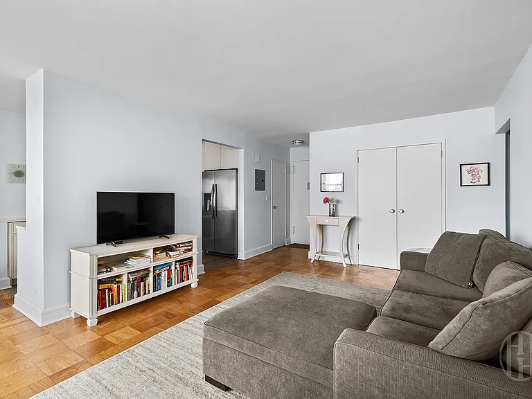 205 W End Ave #15M — Photo 5