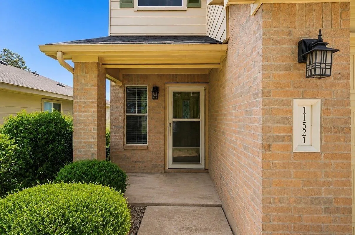 4 bed, 3.0 bath, 2088 sqft, $2,300 — Photo 2