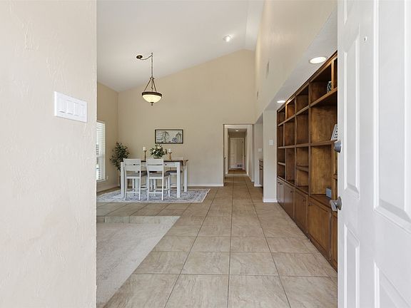 2nd image of 5527 Meadow Oak St