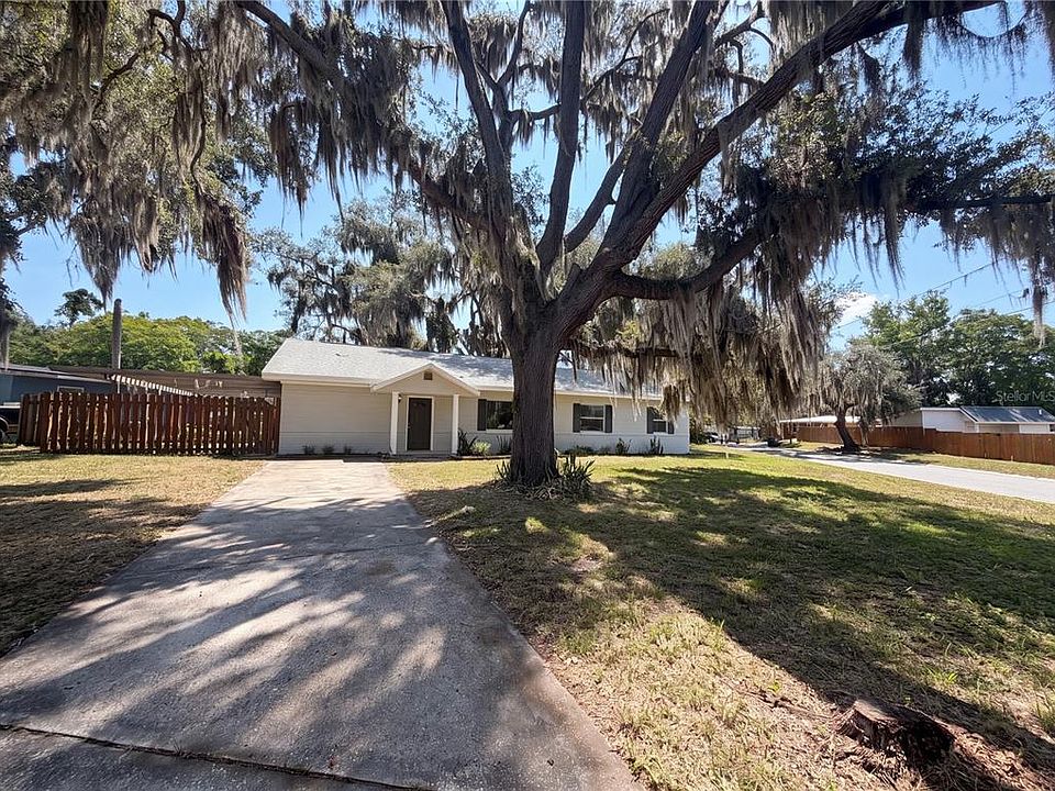 1st image of 900 Oak Dr
