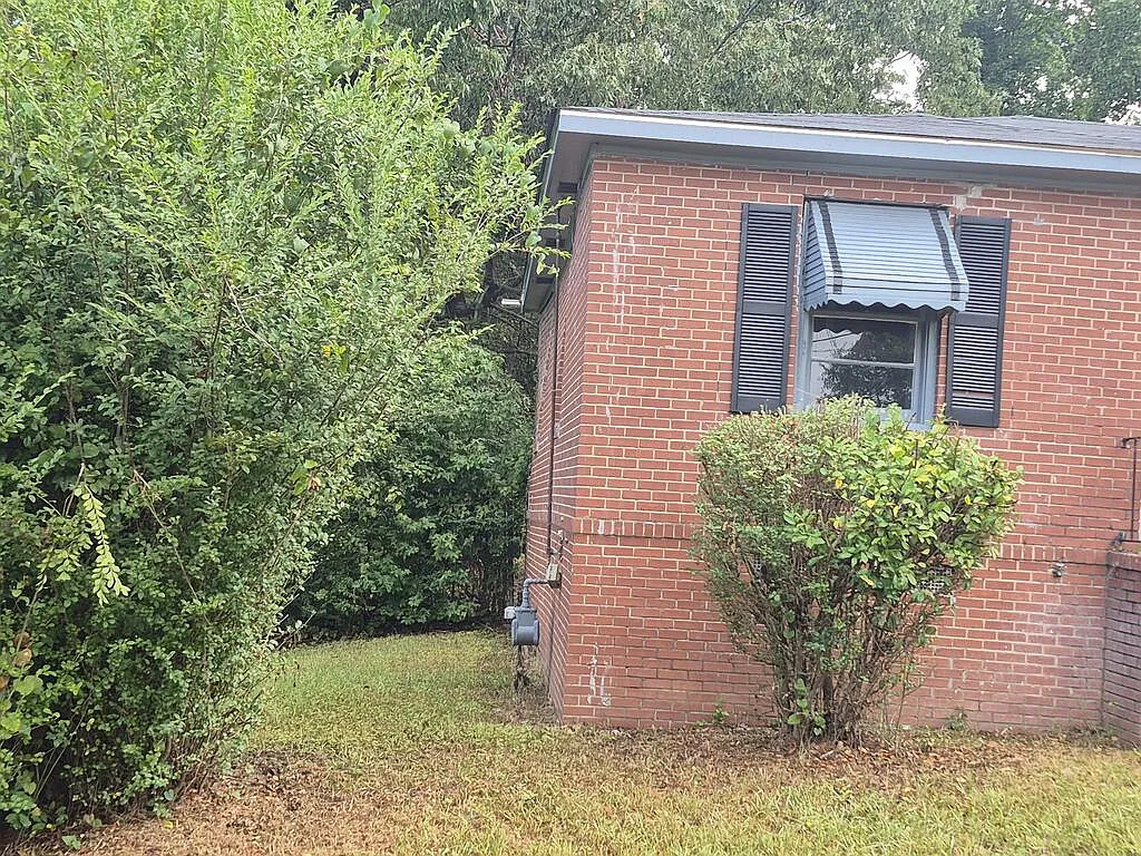3 bed, 1.0 bath, $1,100 — Photo 3