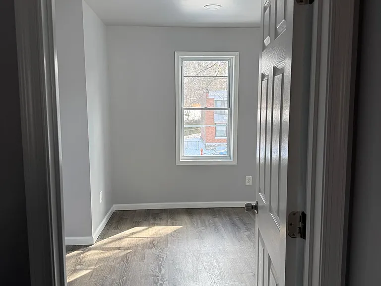 576 E Herman St — Photo 16