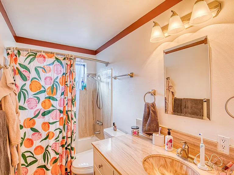 1323 E Elm St — Photo 10