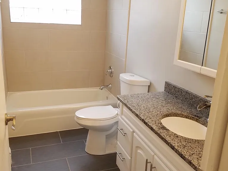 5240 N Reserve Ave #2E — Photo 9