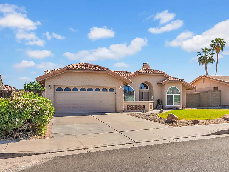 3945 E Salinas St — Photo 1