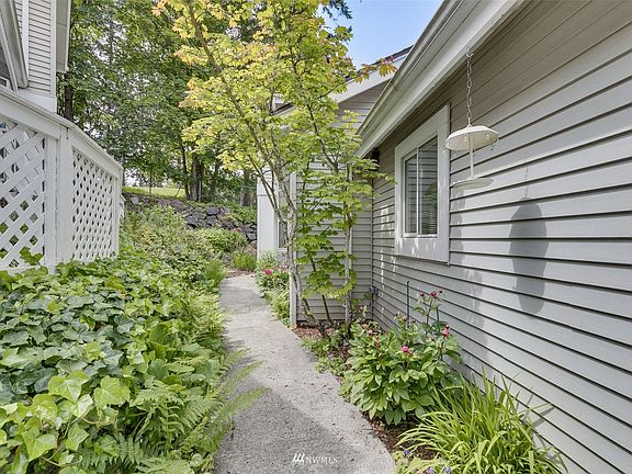 Walkway to front door>