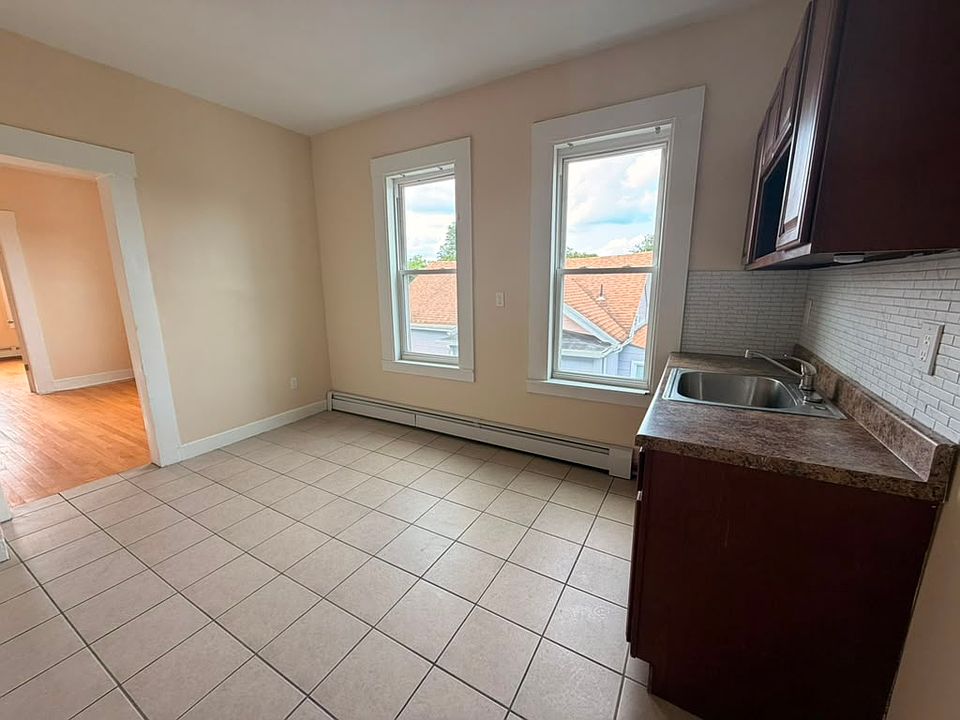 1st image of 373-375 Blatchley Ave #A3