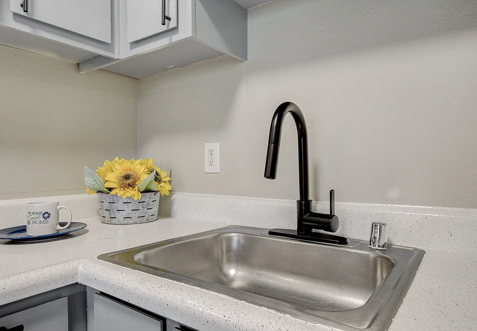 Cameron Apartments — Photo 1