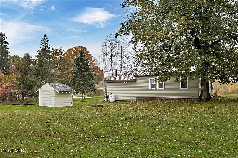 3rd image of 405 Spicer Road