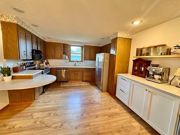 5th image of 303 Emily St