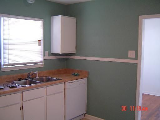 3rd image of 2542 Waverly Ave