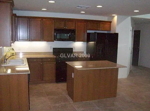 (Include Some Utilities) 4 Bedroom 3 Bath On Corner Lot In Mountains Edge — Photo 4