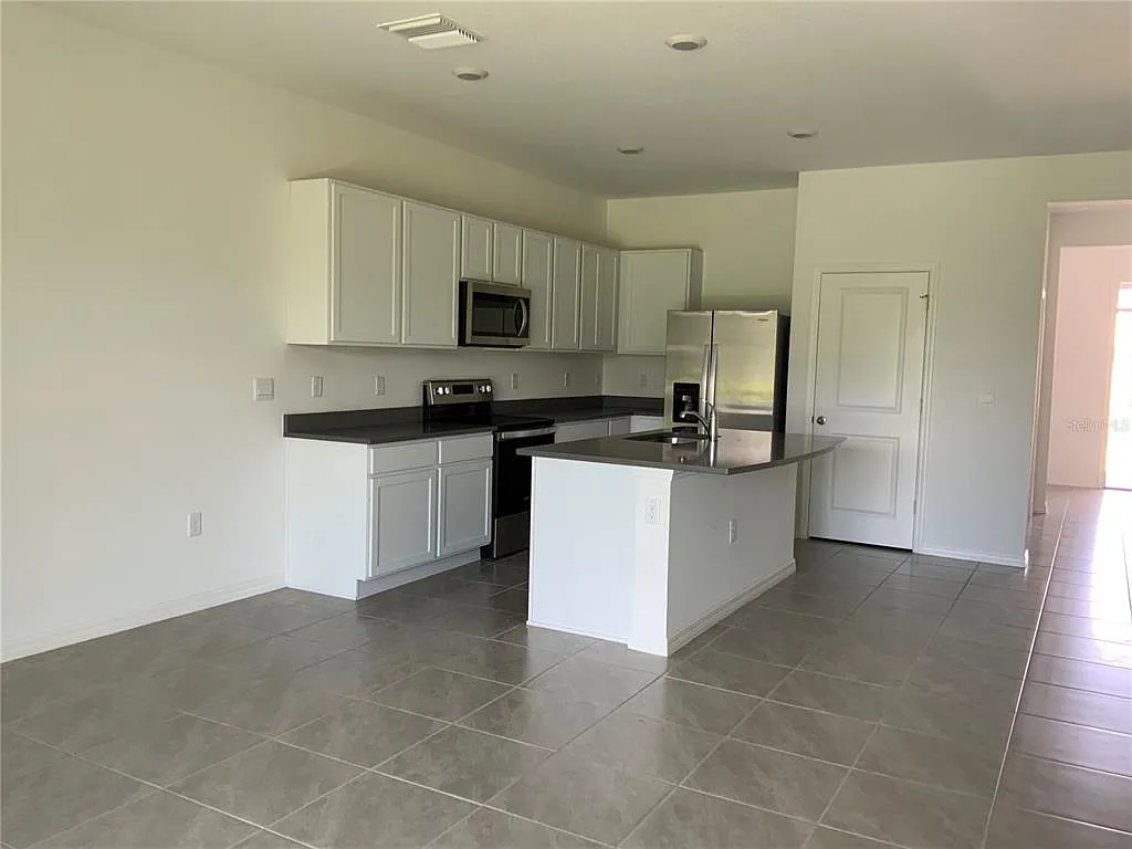 3 bed, 2.5 bath, 1695 sqft, $2,300 — Photo 2