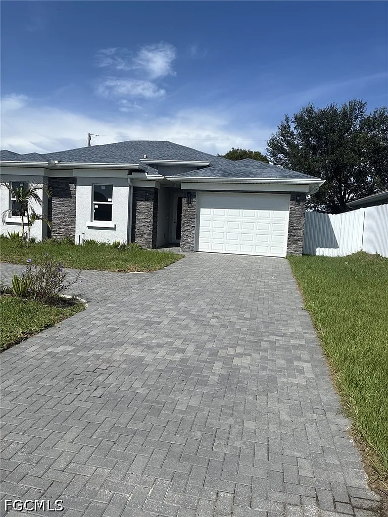 3 bed, 2.0 bath, 1620 sqft, $2,100 — Photo 1