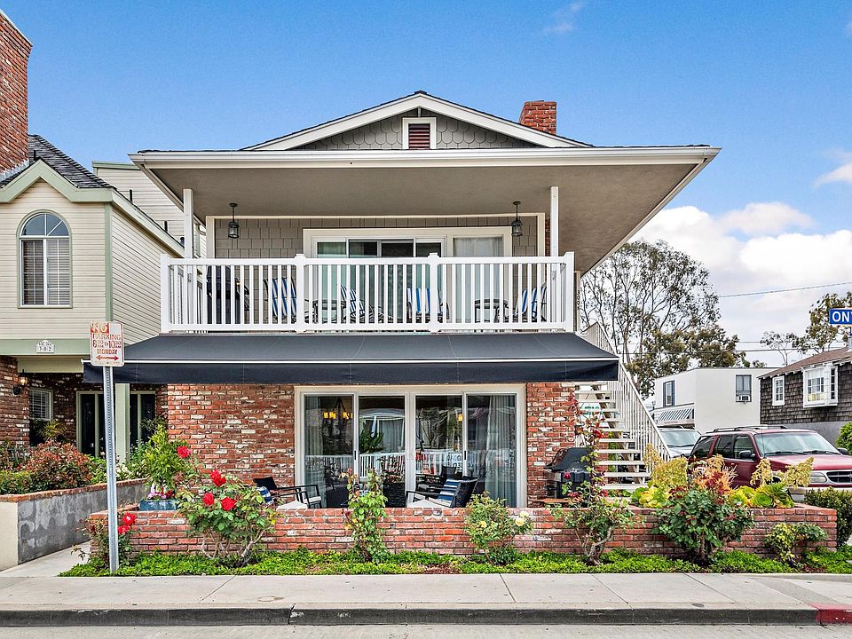 Upstairs of duplex (300-1/2 Onyx Avenue, Balboa Island)