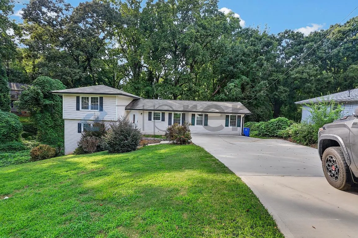 5 bed, 3.5 bath, 2004 sqft, $3,000 — Photo 1