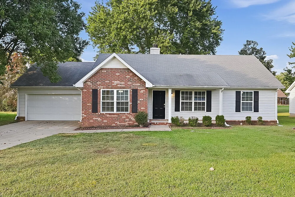 3 bed, 2.0 bath, 1302 sqft, $2,130 — Photo 1