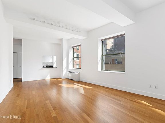 3rd image of 99 John St APT 520