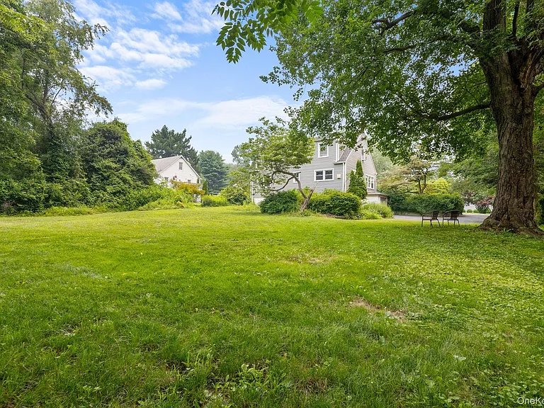 81 Blueberry Dr — Photo 2