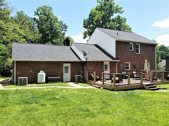 2nd image of 209 Sedgefield Cir