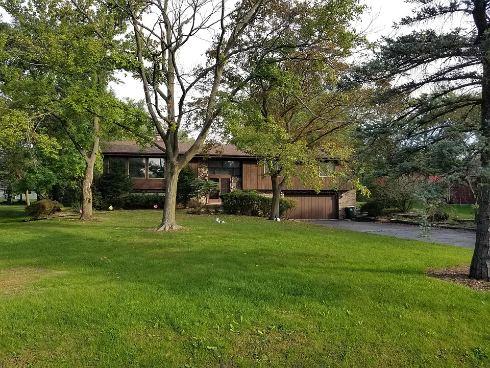 20W214 Meadow Ln