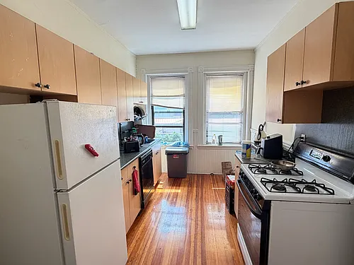 100 Linden St Photo 1