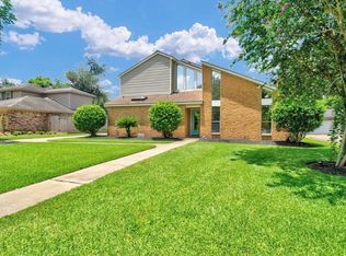 221 Wedgewood St, Lake Jackson, TX 77566
