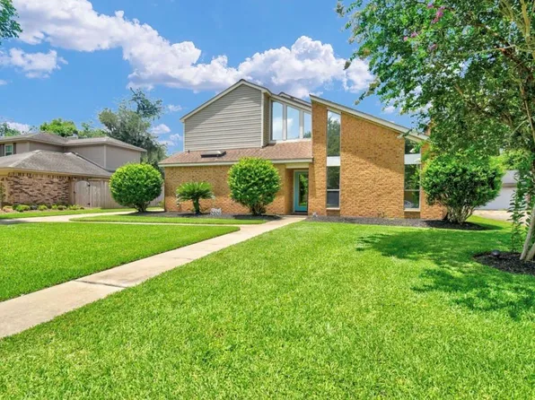 221 Wedgewood St, Lake Jackson, TX 77566