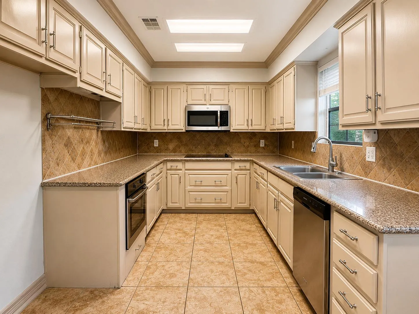 3 bed, 1506 sqft, $2,199 — Photo 3
