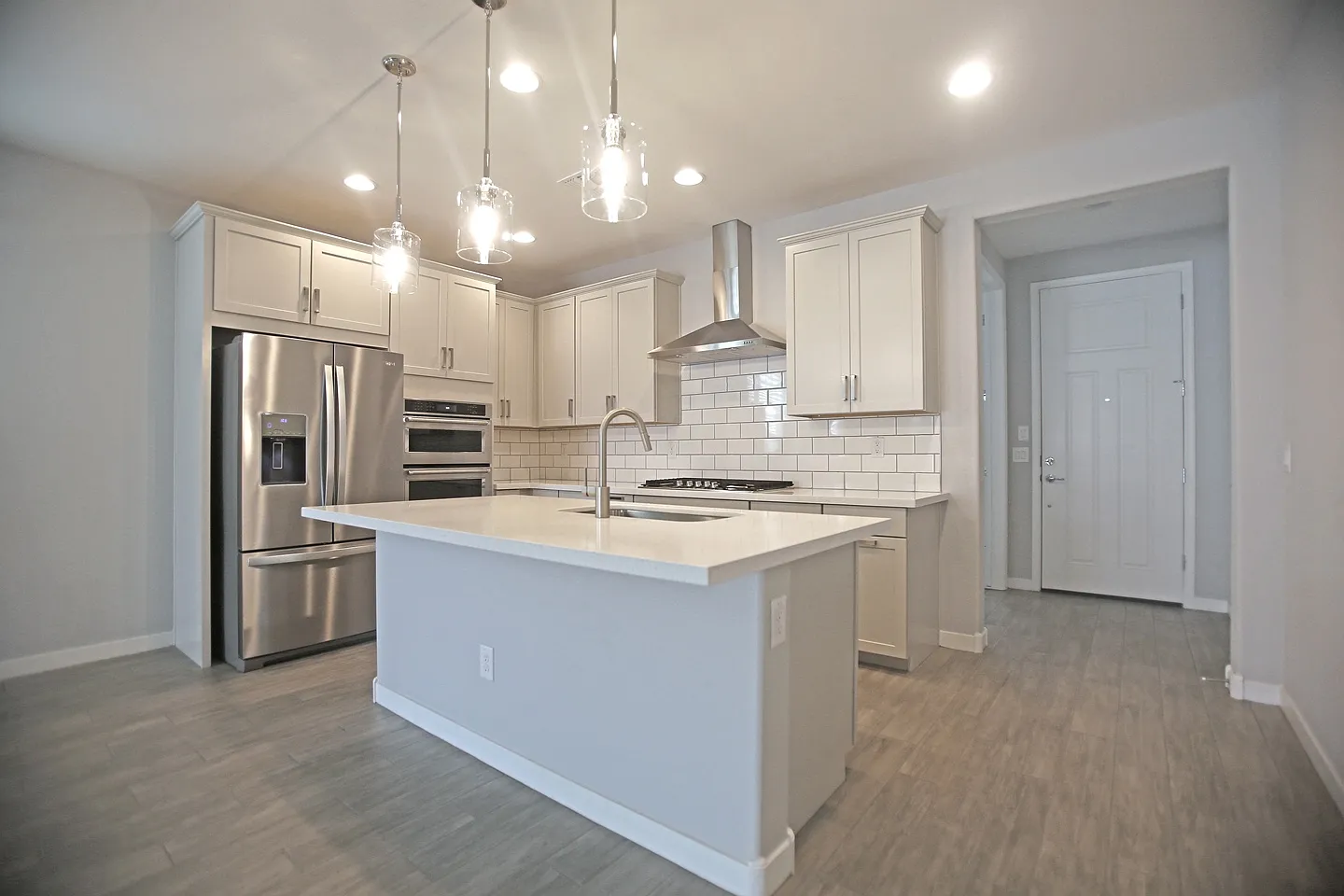 Beautiful 3 Bed + Den + 2 Bath! Upgrades! — Photo 4