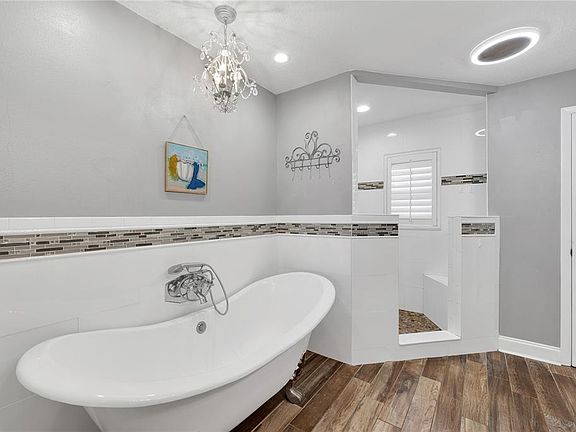 3rd image of 743 KINGSTON COURT