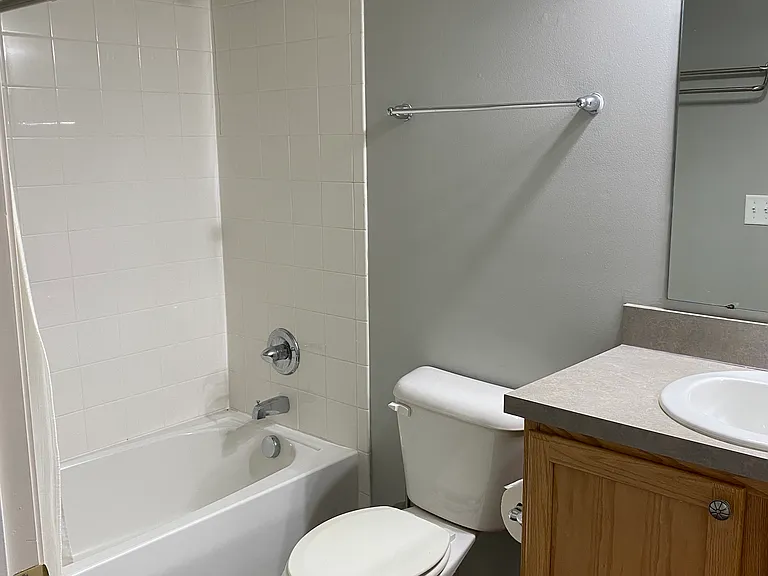 2nd bath w/ tub