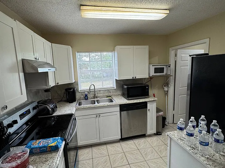 412 SW 10th Ct #412 — Photo 7