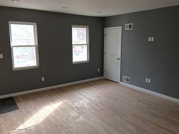 5th image of 122 Osgood Ave