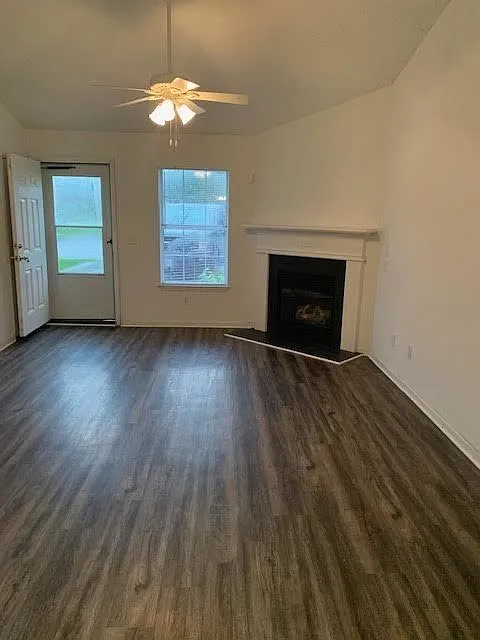 3 bed, 2.0 bath, 1208 sqft, $1,375 — Photo 2
