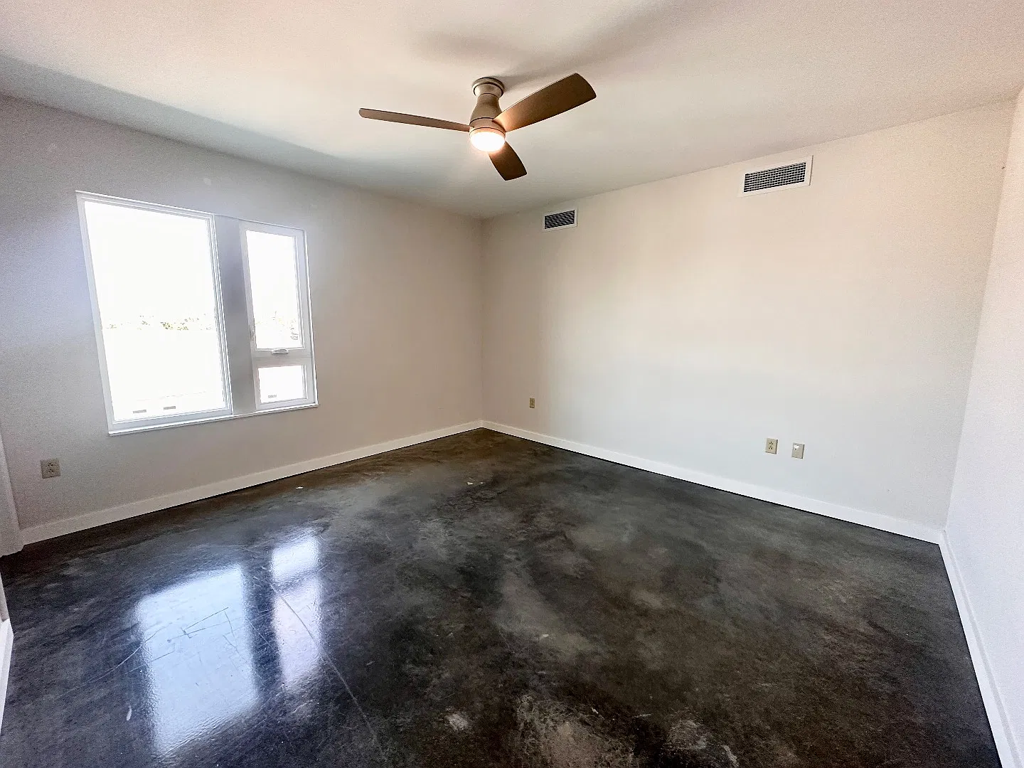 Modern 1-Bedroom with Private Balcony, In-Unit Laundry, and Concrete Floors in New Orleans — Photo 4