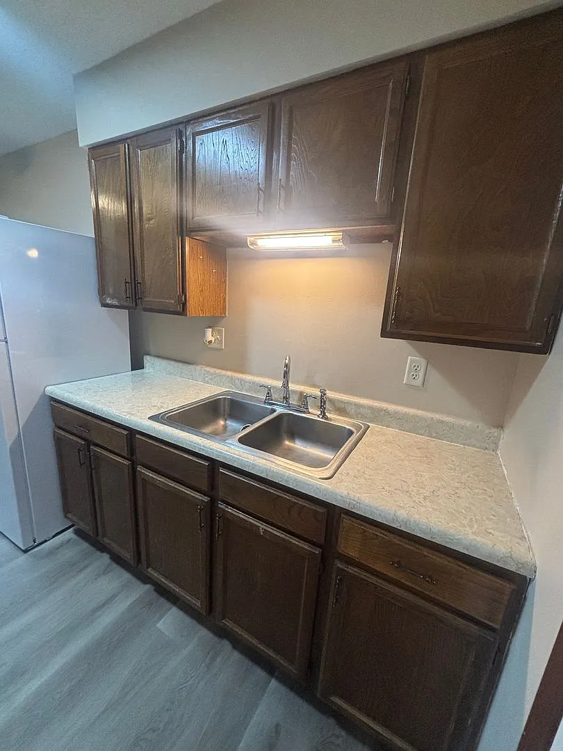 Colonial Apartments — Photo 4