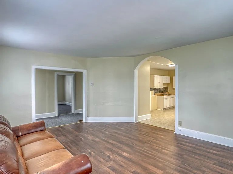 132 W Mount Vernon St — Photo 8